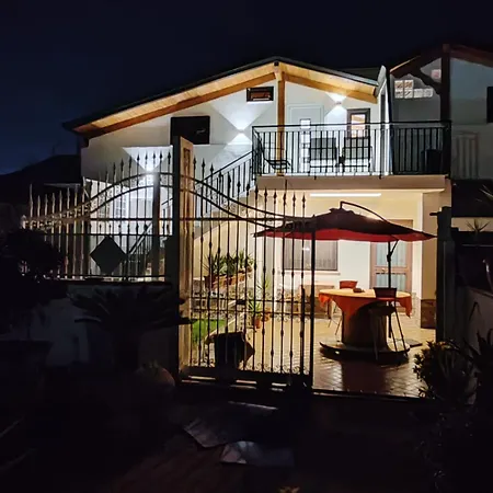 Piano Terra Casa Intera 아파트 *